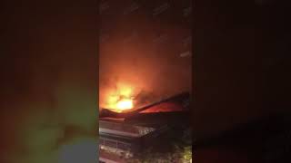 Otro ángulo del voraz incendio que consumió parte del mercado Libertad