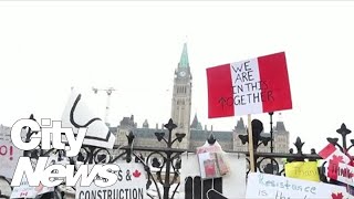 Police in Ottawa hand out notices to protesters