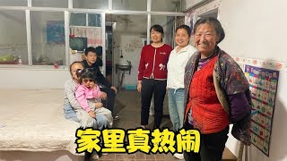 孩子们放假都回来了，大春全家大团圆，家里边有说有笑，真热闹啊