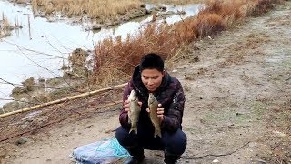 Xiao Deng staged the fish-spreading technique in his own fishpond