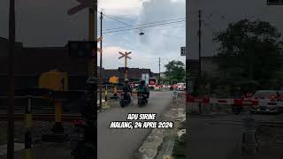 Palang Wantech Adu Sirine, Lampu Flasher Unik di Perlintasan Kereta Api Singosari, Malang.