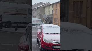 C’EST BEAU UN VILLAGE SOUS LA NEIGE. Dans la campagne bourguignonne,à Tramayes (Haut Clunisois-Saône