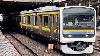 【209系C418編成4両  OM出場回送（指定保全）】JR東日本209系2100番台ﾏﾘC418編成が大宮駅5番線に到着停車〜警笛を鳴らしながら発車するフルシーン（回8344M）2023.3.6