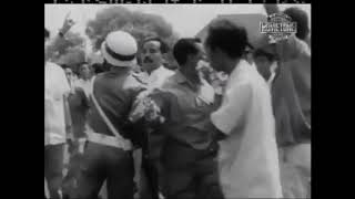 Para demonstran merusak kantor Kedutaan Besar Inggris di Jakarta tahun 1965.