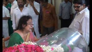 Actress Geethanjali mourning and crying at Dasari Narayana Rao death