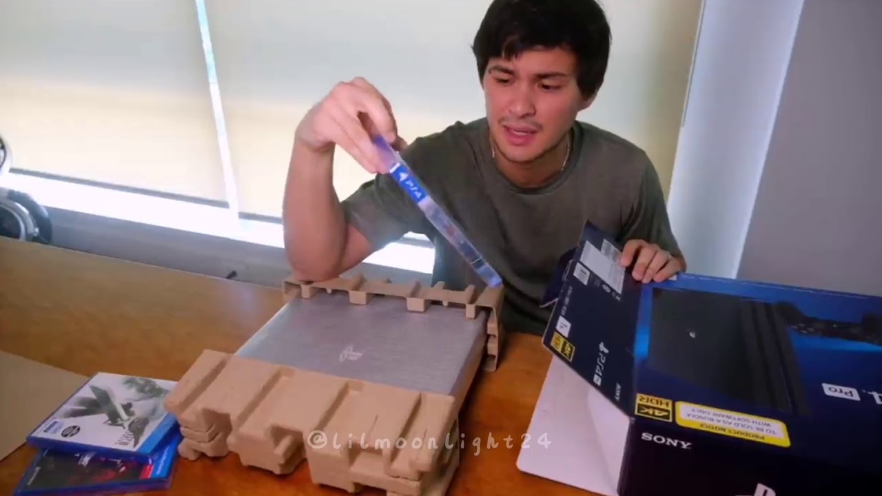 Matteo Guidicelli Unboxing PS4 *triggered* - YouTube