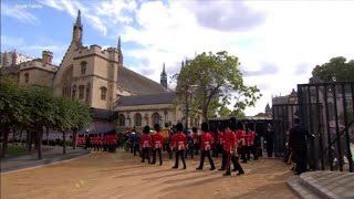 Il feretro della Regina Elisabetta arriva a Westminster Hall