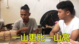 两个小伙想搞我，还好是个江湖老手，根本不给他们留机会正能量#揭秘 #传递正能量 【韦老表4h5N】