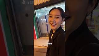 阿尔小糖：凡哥与菜老板阿尔一起逛街，菜老板好省什么都不舍得买。凡哥说阿尔几天不见漂亮了好多。