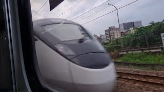 432次樹林發車經由南迴線開往新左營的EMU3000型十二輛編組EMU3011皮蛋豆腐騰雲號紅色帶新城際自強號列車，4177次花蓮發車經由北迴線開往樹林的EMU735+EMU736阿福號區間車