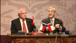 President of Czech Republic steals pen (Václav Klaus krade pero v Chile)