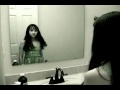 video de miedo niña en el espejo