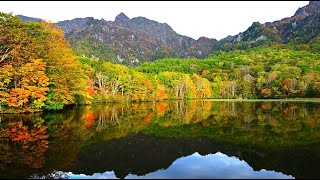 朝焼けと紅葉の戸隠鏡池・4K