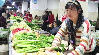 Rural girls get up early to go to the market to sell vegetables.Can the vegetables be sold out today