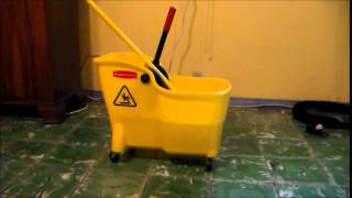 Rubbermaid mop bucket with Wringer .