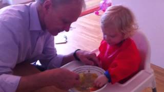 Mia isst Suppe mit Opa