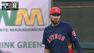 CWS@HOU: Gonzalez's impressive stop and throw