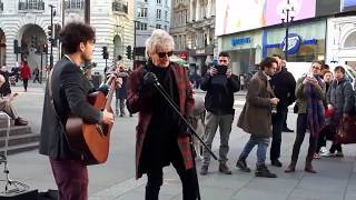 Rod Stewart - Impromptu street performance \