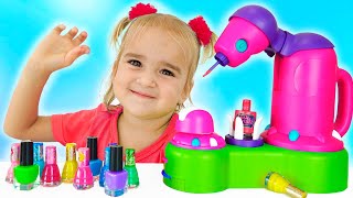 Alice y su amiga juegan al salón de belleza