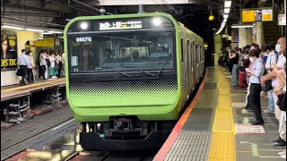 E235系0番台トウ24編成が警笛を鳴らしながら新宿駅に到着するシーン（0807G）2022.7.4