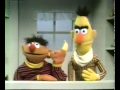 bert en ernie banaan in je oor helemaal