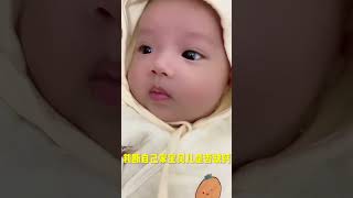 宝宝👶缺钙的9种表现 1⃣睡眠质量差 缺钙会影响宝宝的睡眠质量，导致宝宝难以入睡，睡着后也睡不踏实常常出现，半夜惊醒啼哭等情况，尤其是新生儿缺钙常常会夜间突然醒来哭闹不止。 2⃣出汗较多 缺钙的宝宝