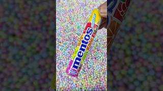 Mencari jajanan permen mentos rainbow di dalam kardus ajaib#jajanan #jajanankekinian #mencarijajan