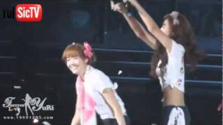 [101016] SNSD Yulsic 율싴 Fancam Moment #83- Playing with Confetti