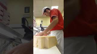 Grana Padano frazionamento in spicchi con taglio a Roccia