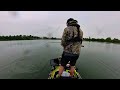 big fish debout sur un kayak avec ce brochet orange. peche en kayak hobie pro angler 360 silure