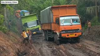 Momen Terbaik!! Fuso Oren Nekat Mendaki Tanjakan Ekstrim Dan Berlumpur