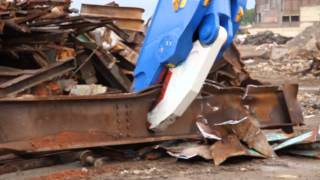 Scrap shears ARDEN AS073 - cutting a steel beam of 800 mm.