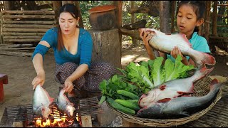 Yummy! Mother Roasted fresh fish for lunch- Fish and vegetable with spicy sauce eating delicious