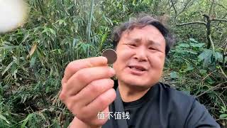 三层古桥寻宝，桥下用探测仪，找到各种时期的古钱币