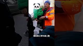 三四岁男孩在车流中穿梭 #2名环卫工人一把将男孩拉到路边  为环卫工人辛康和王俊熙点赞！（供稿：金华市新闻传媒中心 义乌公安）