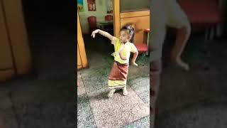 Dancer baby in Myanmar ႐ွမ္​းမ​ေလးရဲ႕ ခ်စ္​စဖြယ္​အက