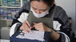 The process of making a cloisonné accessory by using 0.5mm silver wires.