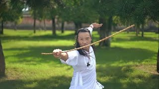 梅花棍，棍击两头，四面开花，高手打的水泼不入，难得一见的兵器