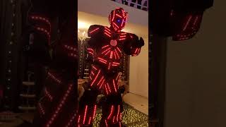 Robozão de Led Agitando a Pista