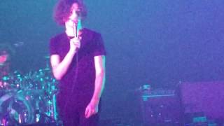 The 1975 내한 - 팬라이트가 신기한 Matthew Healy 160128