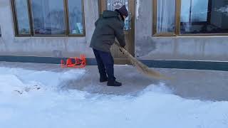 一觉醒来，爸在扫雪，妈在做饭，这是多少人的童年记忆