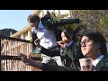 A high school girl who goes to school in acrobatics while eating bread.