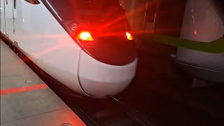 22次樹林發車開往台東的超優質直達EMU3000型十二輛編組EMU3030皮蛋豆腐騰雲號綠色帶新城際自強號列車，1131次基隆發車開往新竹的銀綠色微笑號EMU900型十輛一編組EMU946區間車