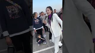 农村单亲妈妈太牛了！为了讨生活养活女儿，上街头卖唱，赢得了观众的热情！#翻唱歌手 #农村歌手 #户外唱歌