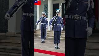 Air force Honor Guards 哇！精準的操槍讓人眼光移不開🤩🤩👍👍#honorguards #changingofguards #空軍儀隊 #大溪陵寢#禮兵交接#三軍儀隊