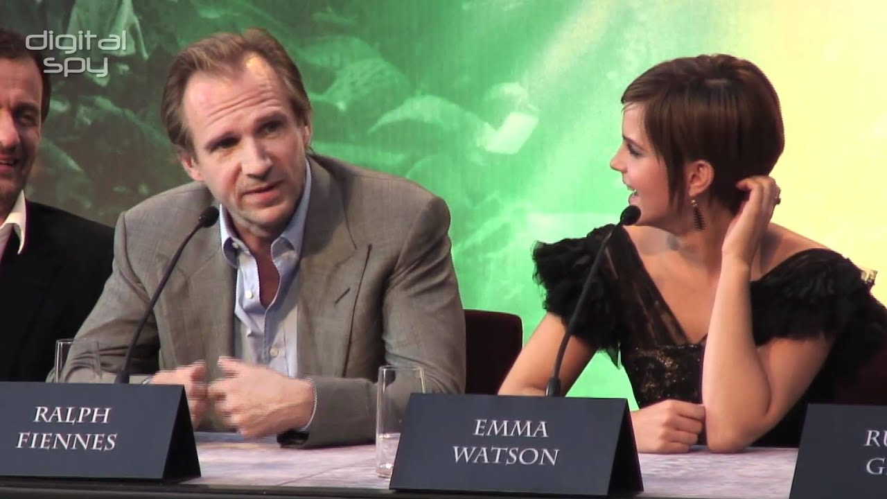 Ralph Fiennes Reveals What Voldemort Was Wearing Under His Cloak - YouTube