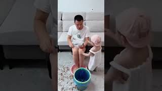 爸爸乱扔垃圾，儿子都看不下去了！！#funny #cute #baby#搞笑#cutebaby