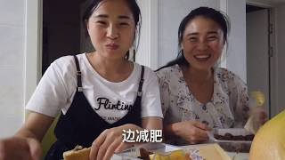 【新红与小新】女儿拎着啥东西回娘家？进屋就让老妈做饭吃 最后却是失败告终！