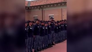 L'urlo degli allievi per il poliziotto accoltellato a Milano: «Forza Christian»