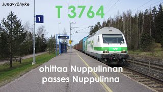 Tavarajuna 3764 ohittaa Nuppulinnan | Freight train T 3764 passes Nuppulinna